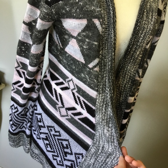 Vanity Aztec/Geometric Patterned Cardigan - Picture 2 of 7